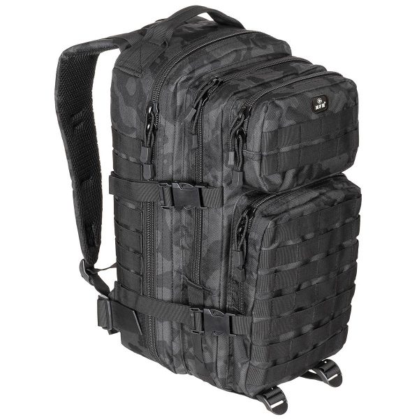 MFH batoh US Assault I night camo Batoh ASSALUT je odolný proti vodě s objemem 30l. Všechny prostory jsou uzavřeny robustním 2-pásmovým zipem. Ergonomicky tvarované ramenní popruhy jsou polstrované a nastavitelné. Polstrovaná záda s nastavitelným popruhem kolem pasu. Díky řadě bočních kompresních popruhů dává možnost připojit další zařízení prostřednictvím nylonových popruhů MOLLE a D-kroužků. Batoh je ideální pro vojenství