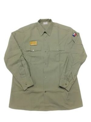 Originál AČR košile vz.95 oliva 41-42 vycházkové košile vzor 95 originál používaný vojáky AČR vycházkové košile s dlouhým rukávem dvě náprsní kapsy s patkou na knoflíky zapínání na knoflíky materiál: 65% polyester