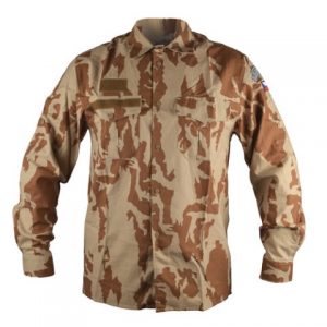 Originál AČR košile AČR desert 170/41-42 Košile vz.95 AČR   letní košile 2000 s potiskem k nošení ke stejnokroji 95 letnímu desert pro běžnou služební činnost košile s vyztuženým límečkem se zapínáním na knoflíky 2 náprsní kapsy na knoflíky na pravé kapse našit suchý zip na jmenovku a nad touto kapsou je další suchý na hodnost levý rukáv opatřen přišitou nášivkou malá barevná vlajka České republiky rukávy se zapínají na knoflíky a po srulování rukávu vytvoříme krátký rukáv