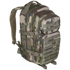 MFH batoh US Assault I cce tarn Batoh ASSALUT je odolný proti vodě s objemem 30l. Všechny prostory jsou uzavřeny robustním 2-pásmovým zipem. Ergonomicky tvarované ramenní popruhy jsou polstrované a nastavitelné. Polstrovaná záda s nastavitelným popruhem kolem pasu. Díky řadě bočních kompresních popruhů dává možnost připojit další zařízení prostřednictvím nylonových popruhů MOLLE a D-kroužků. Batoh je ideální pro vojenství