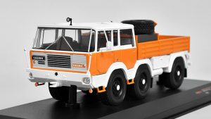 model Tatra 813 6x6 Model nákladního vozu Tatra 813 6x6 v měřítku 1:43.   Výrobce: IXO models Měřítko: 1:43 Barva: oranžová/bílá Materiál: kov/plast