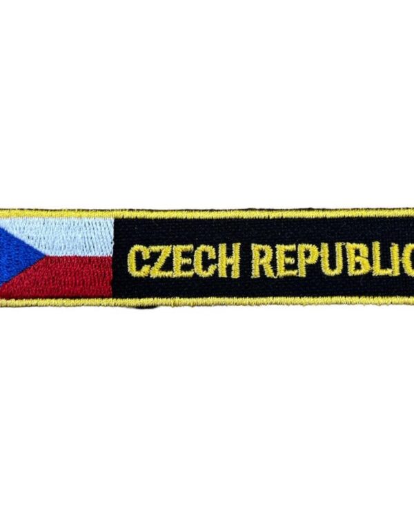 nášivka Czech Republic s vlajkou vyšívaná nášivka Czech Republic s vlajkou se silným obšitím po obvodu (pro snadnější uchycení nášivky k oděvu) používá se nejčatěji k našití na rukáv oděvu rozměr: 10x2cm