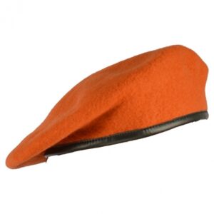 Originál AČR baret barevný nový - oranžový 60-61 baret oranžový originál používaný AČR baret má kožený okraj ve kterém je protažena šňůrka na ztažení složení: vrchní materiál 100%vlna
