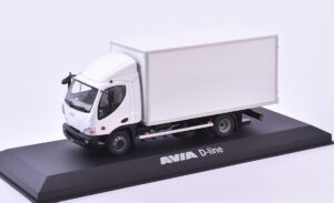 FOXtoys model AVIA D-Line bílá box výrobce modelu: Foxtoys měřítko: 1:43 materiál: kov/plast model je dodáván v plastové vitríně