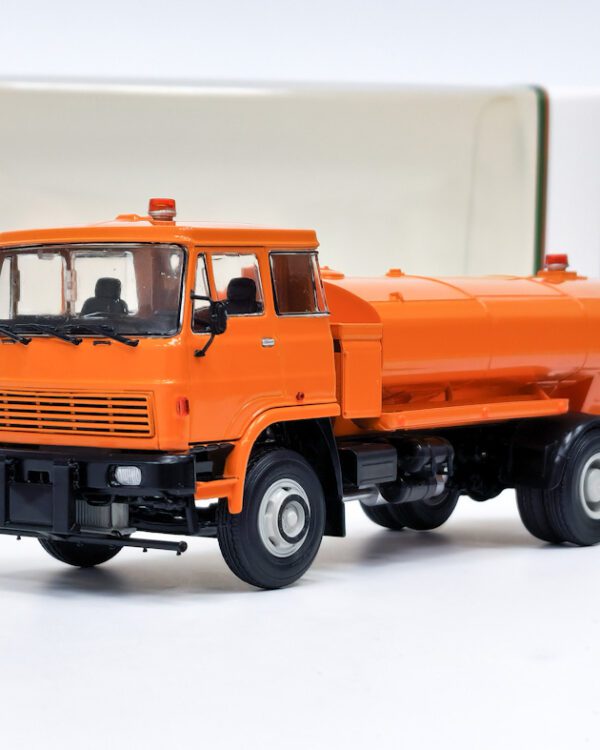 model Liaz 100.850 SA 8 kropící vůz- oranžová Modimio Sběratelský kovový model nákladního vozu LIAZ 100.850 SA 8 kropící vůz