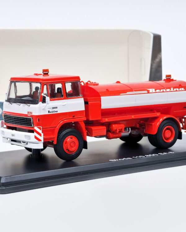 model Liaz 100.850 SA 8 cisterna Benzina Sběratelský kovový model nákladního vozu LIAZ 100.850 SA 8