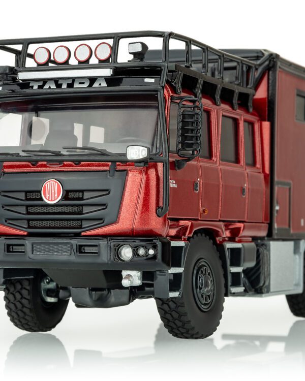 Kaden model Tatra Terra 4x4 expediční speciál Limitovaný model TATRA Terra Expediční speciál JITKA. Sběratelský model v měřítku 1:43. Balený do speciálního obalu s popisem vozu přímo od majitele. Detailně zpracovaný model.   měřítko: 1:43 materiál: kov ruční výroba vyrobeno v ČR výrobce: Kaden