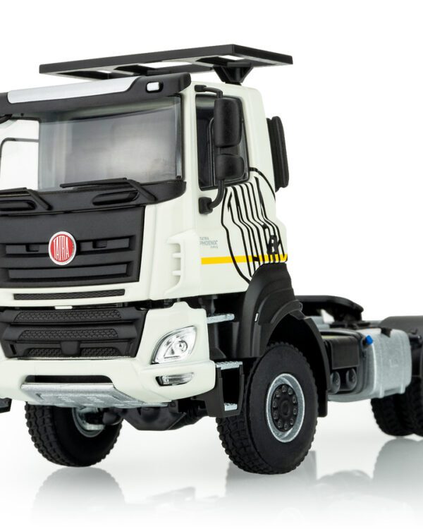 Kaden model Tatra Phoenix 4x4 tahač bílý První model z nové řady TATRA Phoenix. Model v měřítku 1:43. Celokovový. Přední kola natáčecí