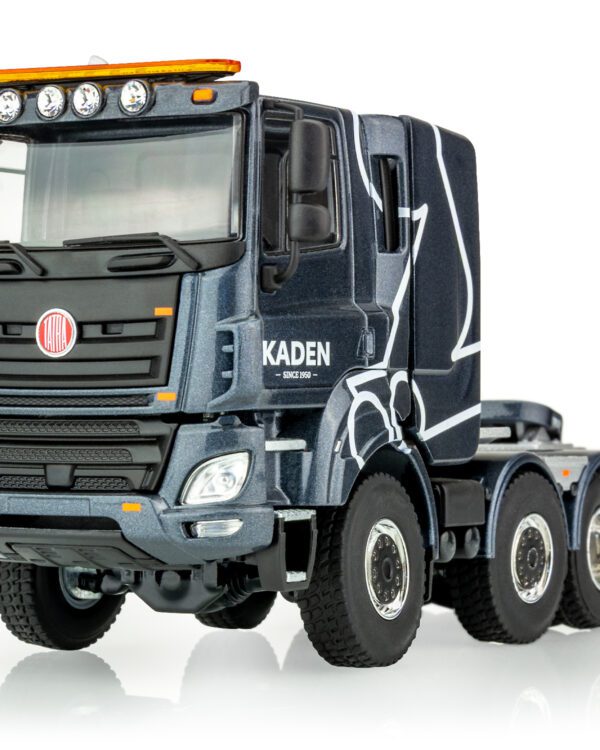 Kaden model Tahač DEN KADEN 2025 Sběratelský a perfektně propracovaný kovový model v měřítku 1:43 s odklápěcí kabinou v dekoraci Kaden. Model bude lakovaný v tmavší šedé metalíze