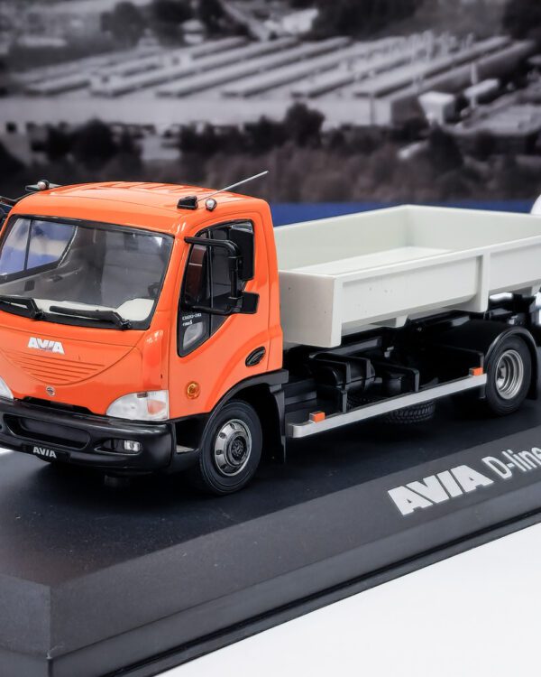 FOXtoys model AVIA D-Line oranž kontejner výrobce modelu: Foxtoys měřítko: 1:43 materiál: kov/plast model je dodáván v plastové vitríně