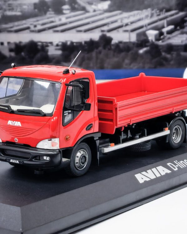 FOXtoys model AVIA D-line červená sklápěč výrobce modelu: Foxtoys měřítko: 1:43 materiál: kov/plast model je dodáván v plastové vitríně