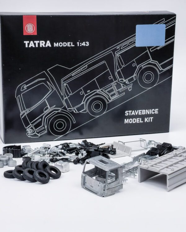 Kaden Stavebnice TATRA PHOENIX 6x6 S3 KADEN 1:43 Stavebnice modelu TATRA PHOENIX 6×6 S3 v měřítku 1:43 od tradičního českého výrobce KADEN. Model je určen především pro modeláře a sběratele